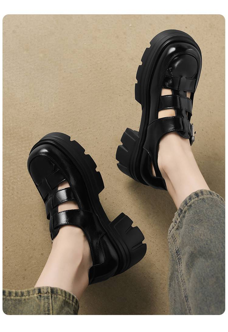 Ženske rimske sandale cameido s debelim potplatom. To su retro platformske šuplje sandale s prekrivenim prstima i pletenim dizajnom "svinjskog kaveza"._voghion.com