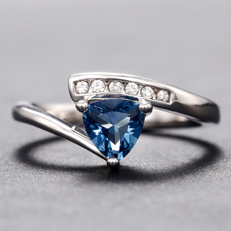 Anillo de mujer de estilo romántico y ligero con incrustaciones de tinta azul y brazo retorcido hecho a mano de Cao Shi_voghion.com