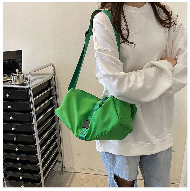 Toast Reisetasche für Männer, wasserdichte Sport- und Fitnesstasche, großes Pendlerkissen aus Nylon in Volltonfarbe, eine Schulter_voghion.com