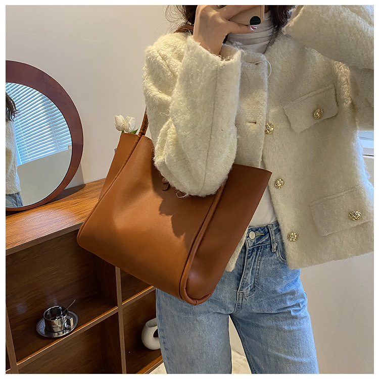 Koreanische Version der einfarbigen Muttertasche 2023 Neue Damentasche Einfache tragbare Tragetasche Große Kapazität Pendelmode Umhängetasche_voghion.com