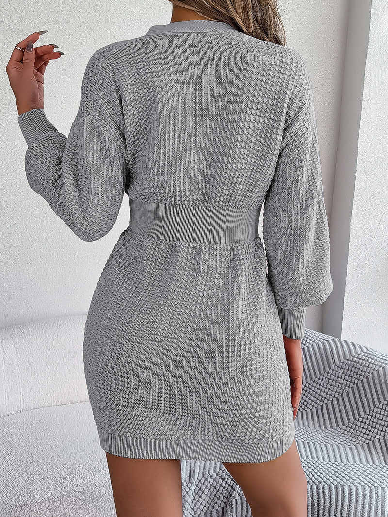 Abito in maglia aderente con maniche a lanterna, scollo a V e bottoni, autunno inverno 2025, moda donna_voghion.com