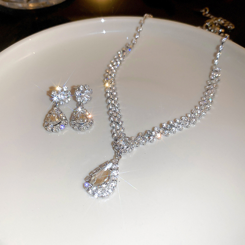 Diamond embellished water drop V-shaped tassel necklace earrings, two piece set, light luxury temperament, niche_voghion.com