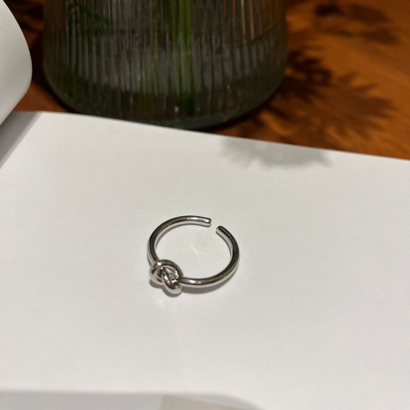 Anello in ottone placcato oro vero con nodo aperto e nicchia minimalista dal design elegante e senso dello stile_voghion.com