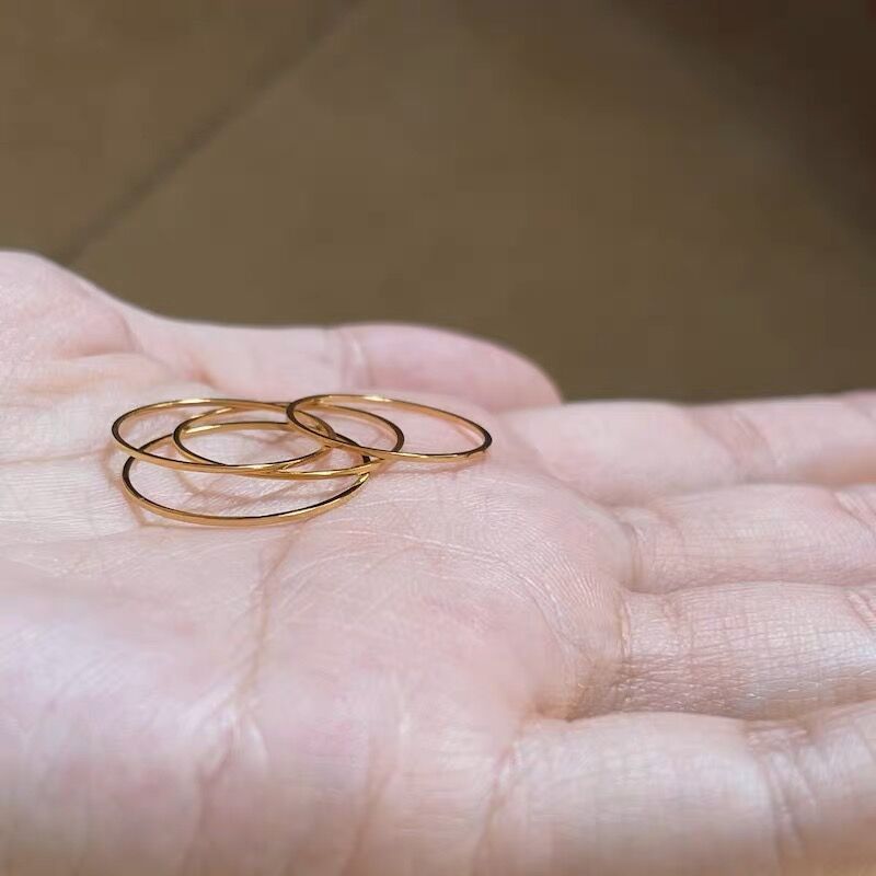 Anillo liso ultrafino de acero de titanio resistente a la decoloración, diseño de nicho femenino, anillo apilado con efecto viento frío, líneas de alta gama_voghion.com
