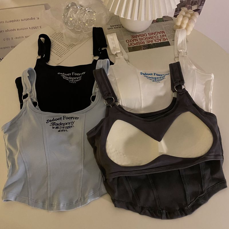 Kuuma tüdruku kevadsärgi tikitud kirjaga kitsas lõige ja rinnahoidjaga ülaosa_voghion.com