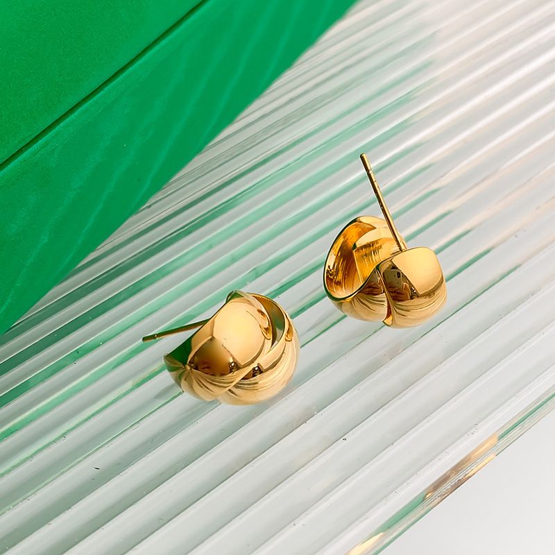 Piccolo design di nicchia con superfici fotosensibili sfalsate e stratificate, orecchini da donna in stile cool a forma di C irregolare e_voghion.com