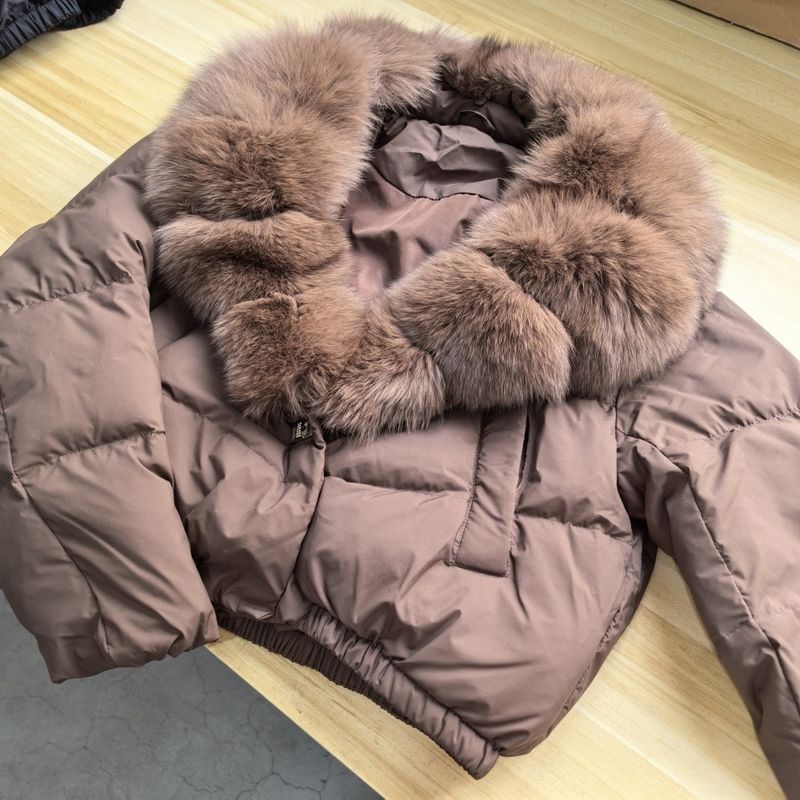 Piumino corto da donna con collo oversize in pelliccia di volpe - Cappotto invernale alla moda con piumino d'anatra bianca, pelliccia staccabile, vestibilità ampia, vari colori_voghion.com