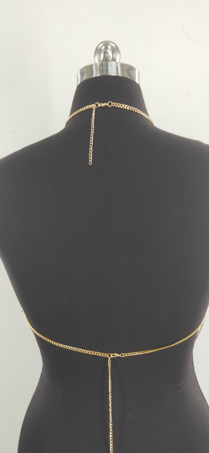 L'anello della personalità incontra più catene di nappe ondulate appese alla catena del collo superiore_voghion.com