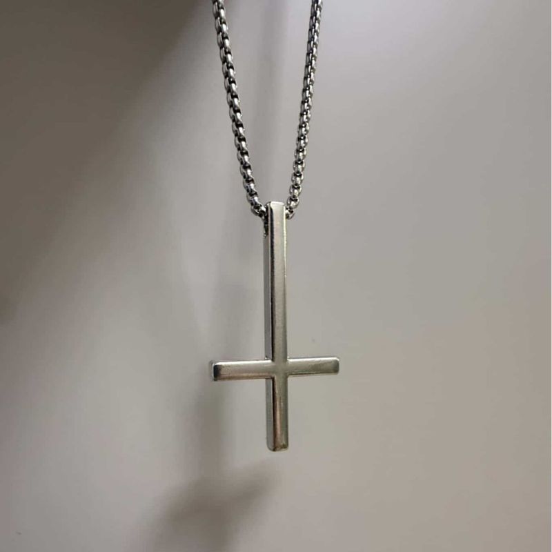 Nuevo collar con cruz invertida de aleación para hombre, moderno y versátil, colgante de acero inoxidable, accesorio para suéter._voghion.com