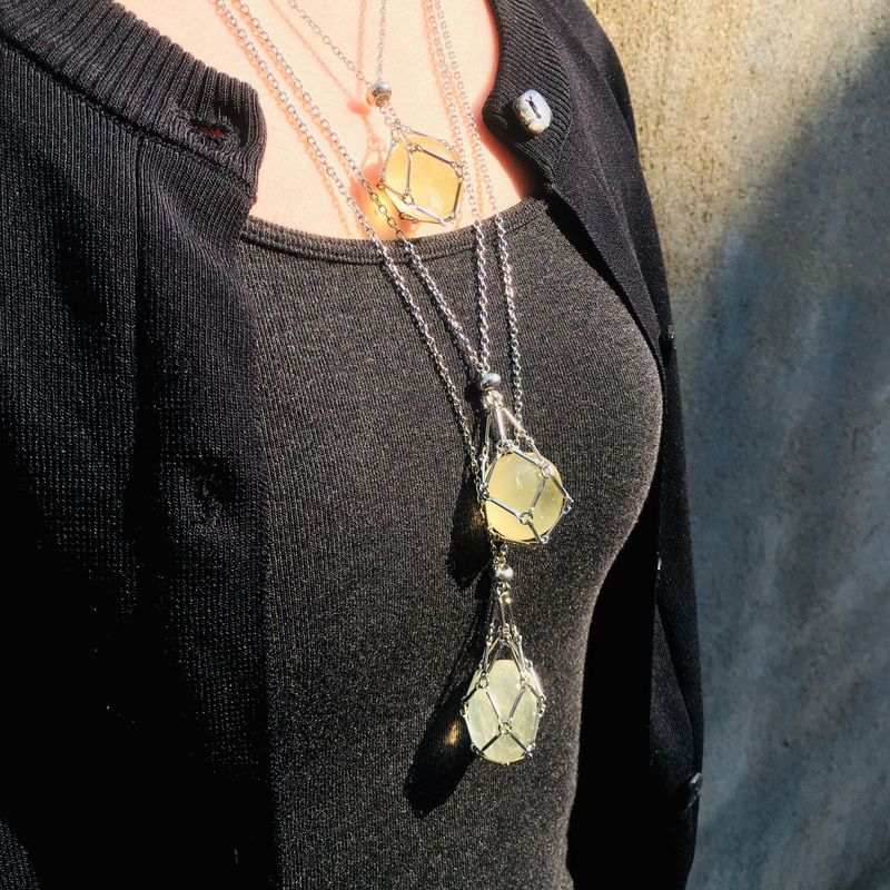 Collana da donna con ciondolo intrecciato in bambù, con catena di regolazione, in cristallo naturale, pietra grezza, borsa a rete e metallo._voghion.com