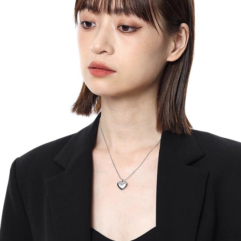 Halskette aus Titanstahl mit Herzanhänger für Damen, lichtechte Schlüsselbeinkette, leichtes Luxus-Nischendesign, High-End-Schlicht_voghion.com