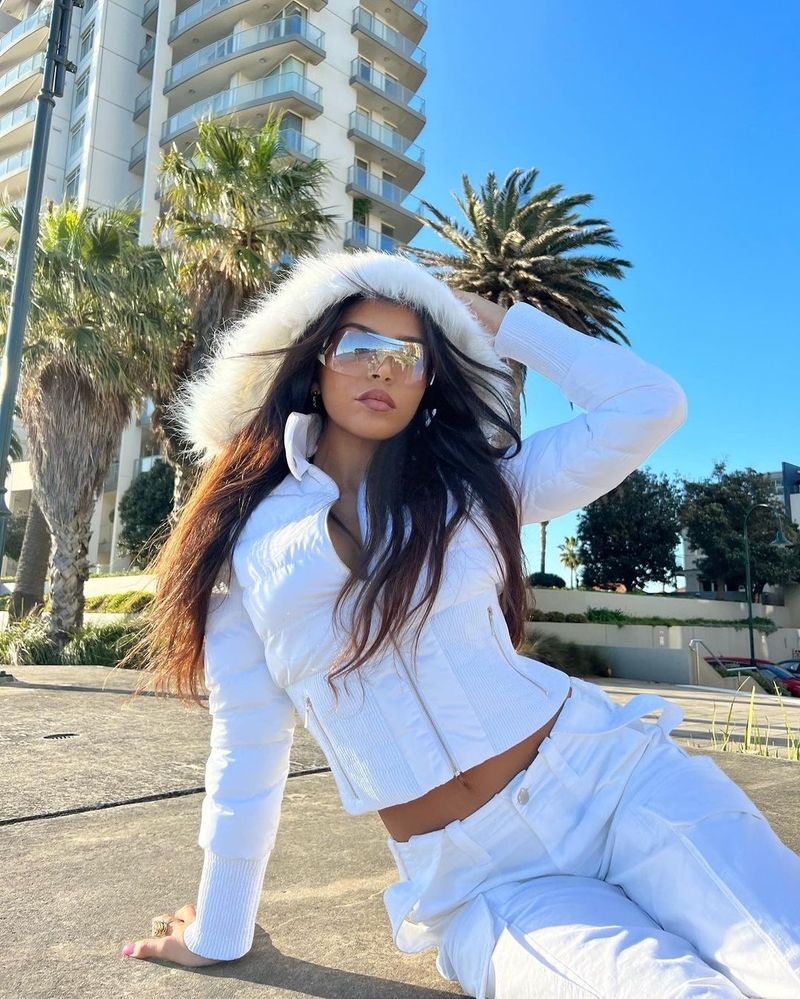 Women's Slim Fit Short Puffer Jacket With Faux Fur Hood - 90% Duck Down Warm Winter Coat In Black & White_voghion.com