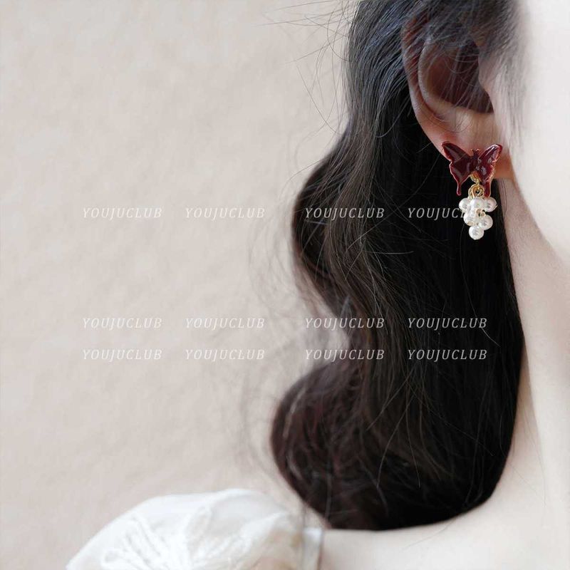 Boucles d'oreilles en perles de papillon en émail rouge Baijiu de style français pour femme, adaptées à l'automne et à l'hiver_voghion.com