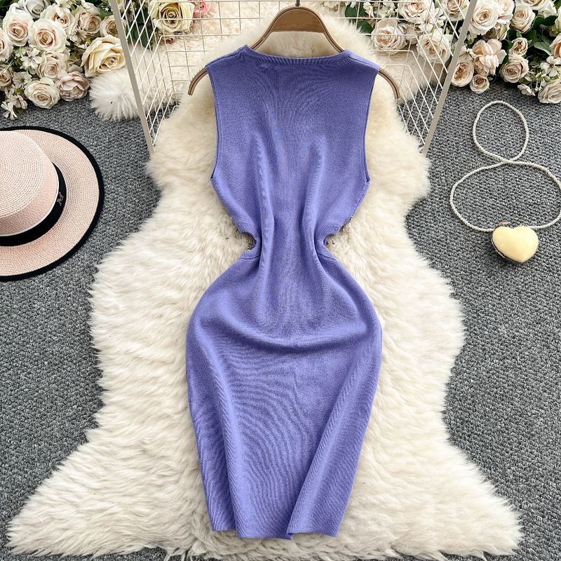 Abito da donna in maglia senza maniche con scollo rotondo, design aderente, con nappa, vita sottile e gonna di media lunghezza._voghion.com