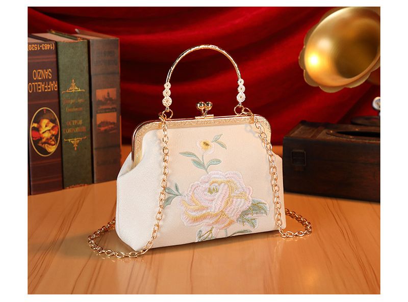 Nuova borsa da sera piccola con catena di lusso, ricamata a fiori, modello Qipao, in vendita a prezzi accessibili, da donna_voghion.com