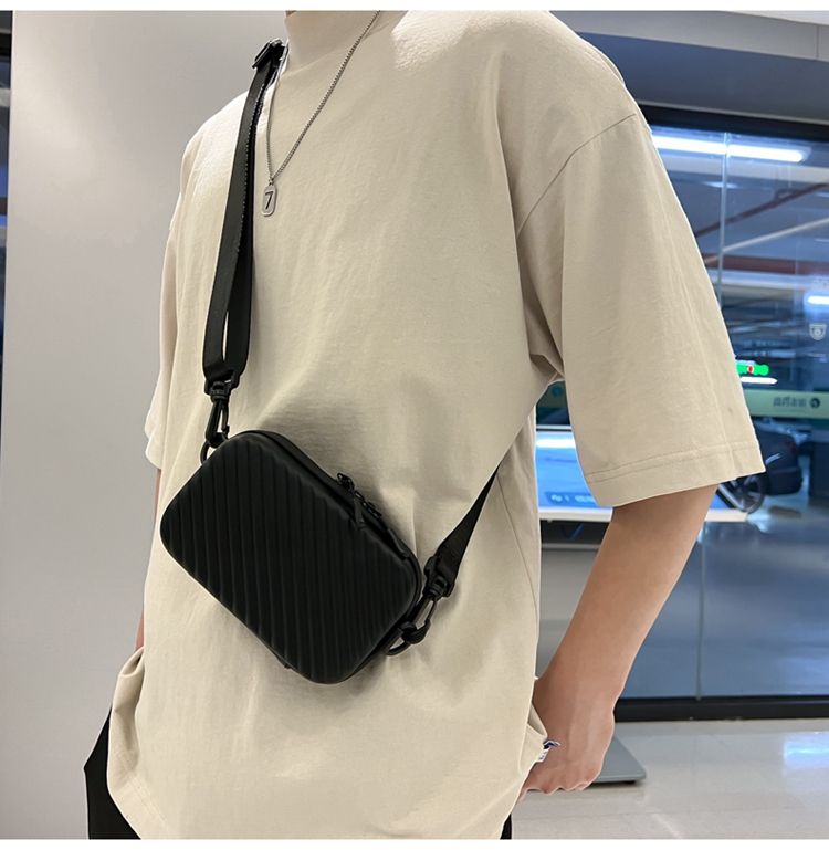 Bolso de mensajero para hombre de piel sintética suave con diseño de rayas diagonales, estilo unisex, sencillo y ligero, de VC_voghion.com