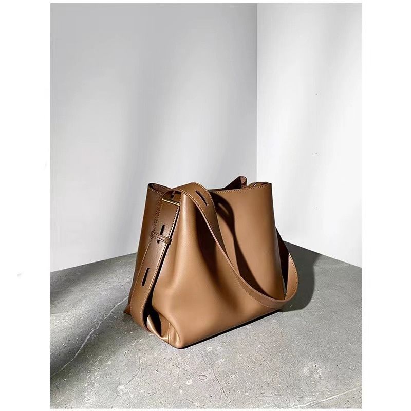 2025 British Niche Design Bucket New Commuter Shoulder Crossbody Tote Bag_voghion.com