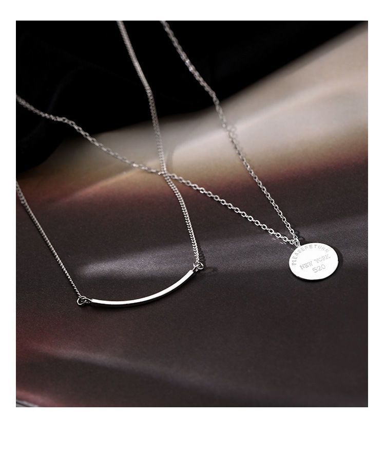 Colar de camada dupla com base de suéter de outono moderno e luxuoso com design de nicho redondo e luz de sorriso pura_voghion.com
