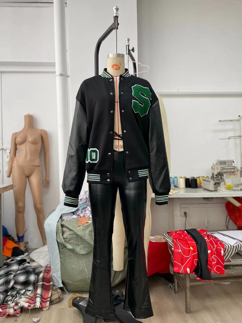 Chaqueta de béisbol engrosada de lana con letras para mujer_voghion.com