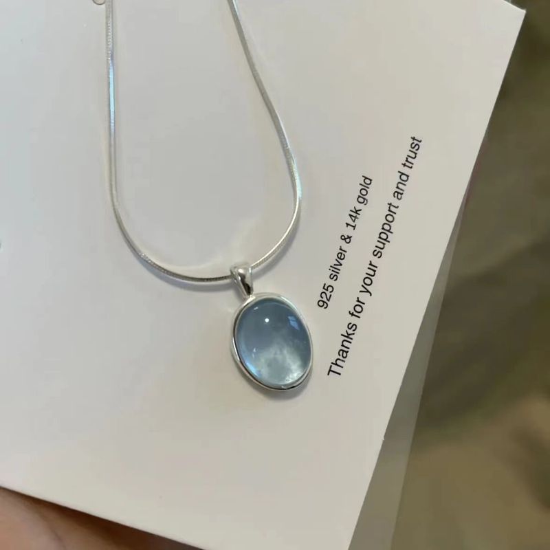 Collana con pietra di luna e acquamarina da donna 2025, nuova catena leggera di lusso con clavicola e catena a forma di serpente e osso, accessori per maglioni_voghion.com