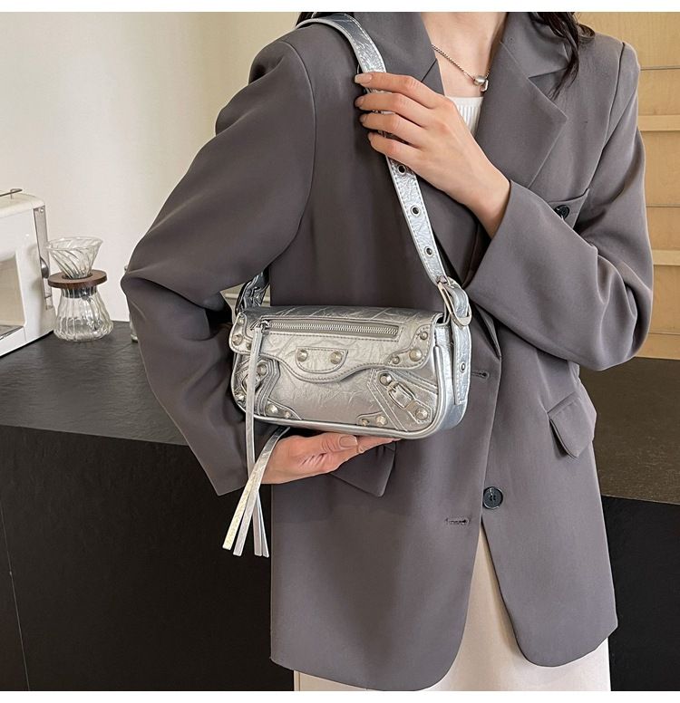 Séiss Cool Hot Girl Motorrad 2024 Summer Neie Stil Ënneraarm Hand Grip Muster Handtasche Personaliséiert Niet Schëllertasche_voghion.com