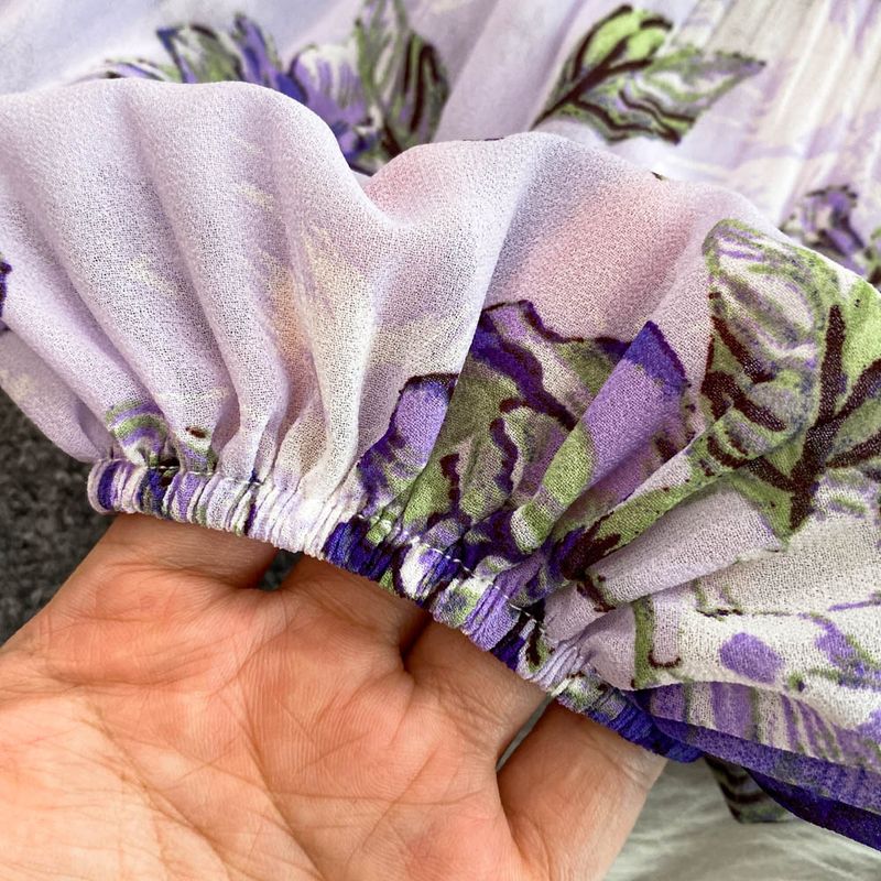 Completo da donna in due pezzi, stile maturo e leggero, con camicia a pieghe a fiori e vita ampia + pantaloni dritti a gamba larga e vita alta._voghion.com