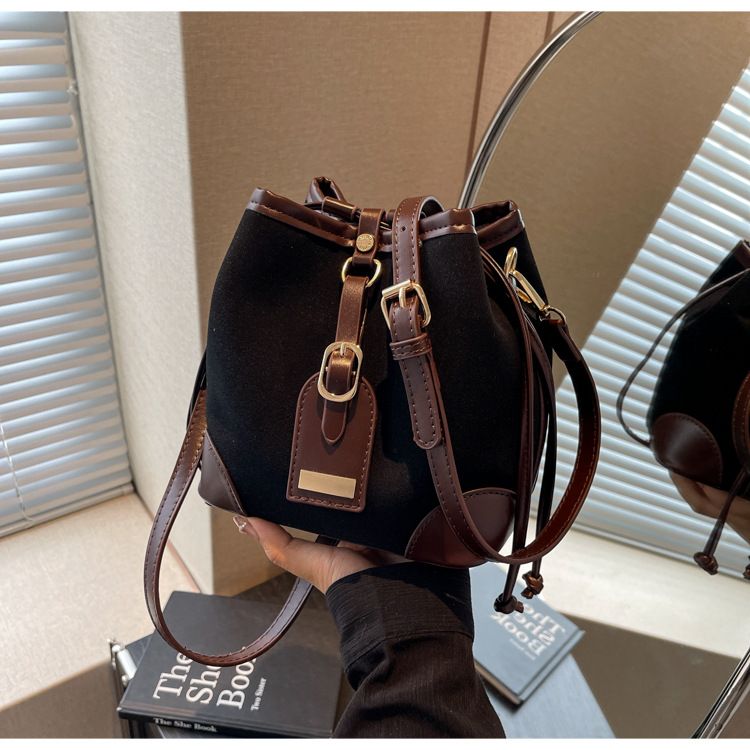 Design di nicchia opaco secchiello 2024 autunno e inverno nuova moda texture spalla personalità ins borsa a tracolla alla moda_voghion.com
