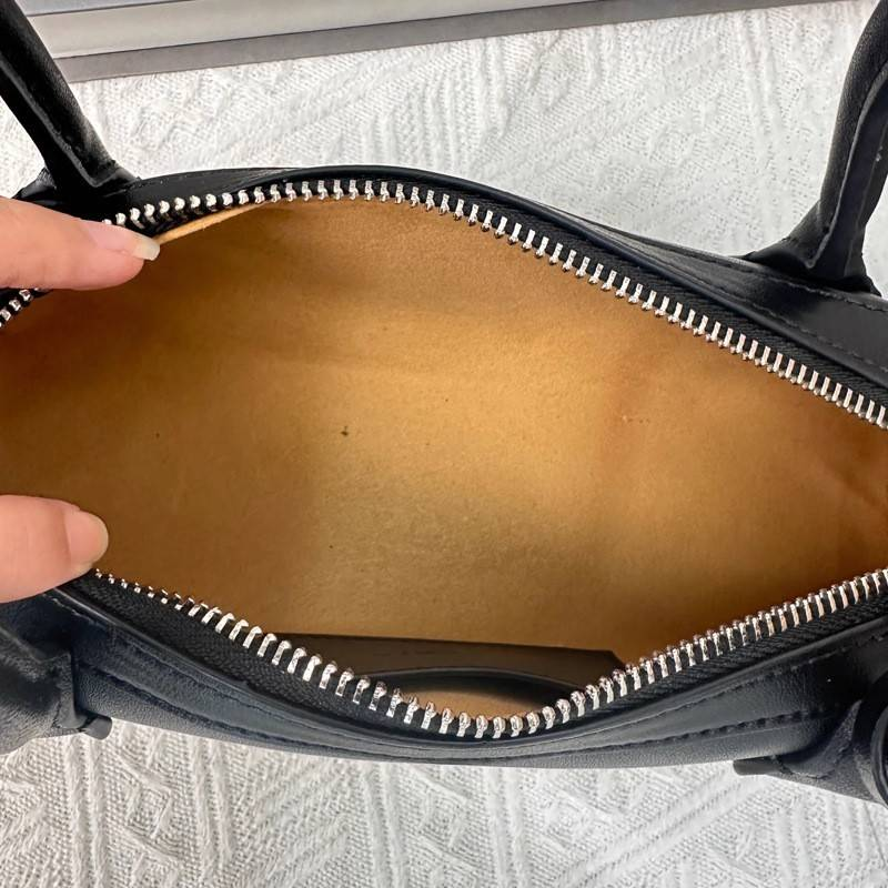 Set con tacchi e borsa da donna: décolleté trasparenti a forma di cuore + borsa a tracolla Sausage (soluzione 2 in 1)_voghion.com