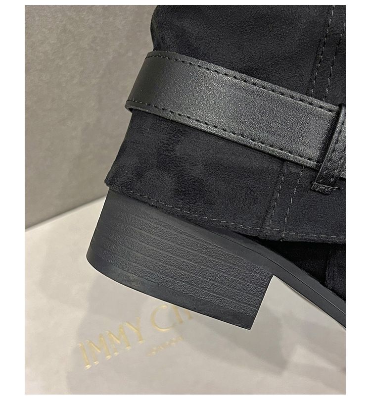 Gestapelte Damenstiefeletten aus schwarzem Wildleder bis zur Wadenmitte mit dicken Absätzen und dicken Sohlen._voghion.com