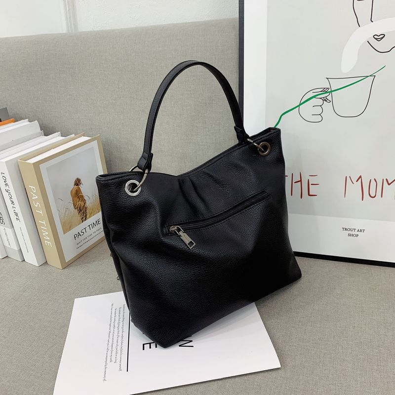 Borsa a tracolla con secchiello gotico - Borsa a tracolla con teschio borchiato di grande capacità per donna (borsa tote alla moda per tutti i giorni, spaziosa e regolabile, in stile punk)_voghion.com
