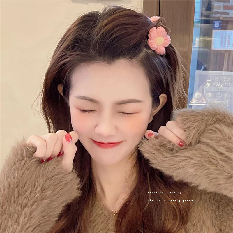 Knitted flower with yarn for spring 2024, new high-end feel, back spoon curly hair, shark claw clip, large hair clip_voghion.com