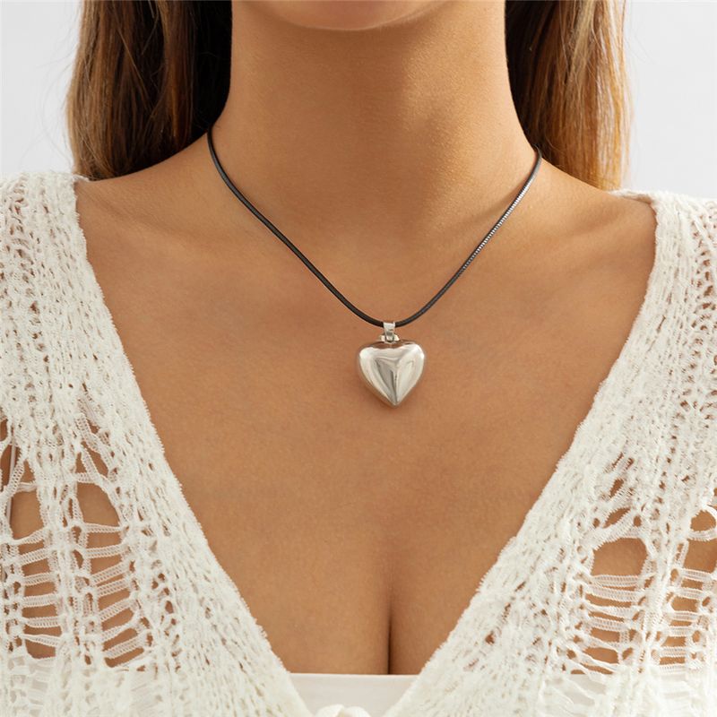 Hot sales Goth Black Leather Braid Wax Cord Short Chain Necklace for Women Simple Love Heart Pendant Choker Halloween Jewelry_voghion.com