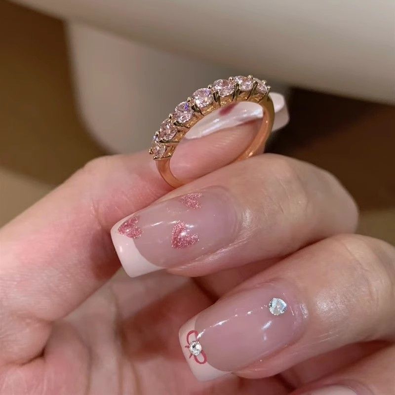 Anello con fila di diamanti rosa schiacciati, colorato, con luce stellata, di lusso, versatile, estivo_voghion.com