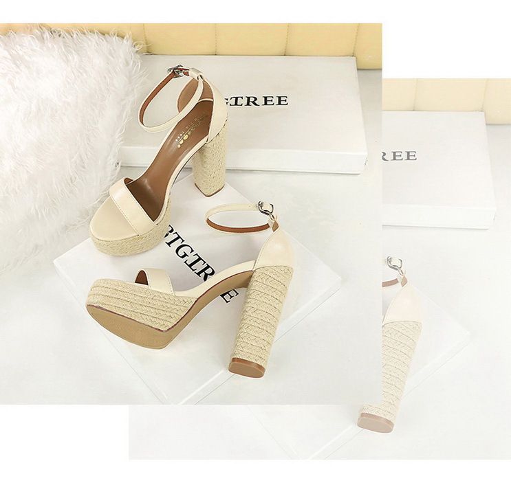 Retro Straw Woven Open-toed Sandals Women's Waterproof Table Thick Heel One-word Buckle Strap Super High Heel Women's Shoes_voghion.com