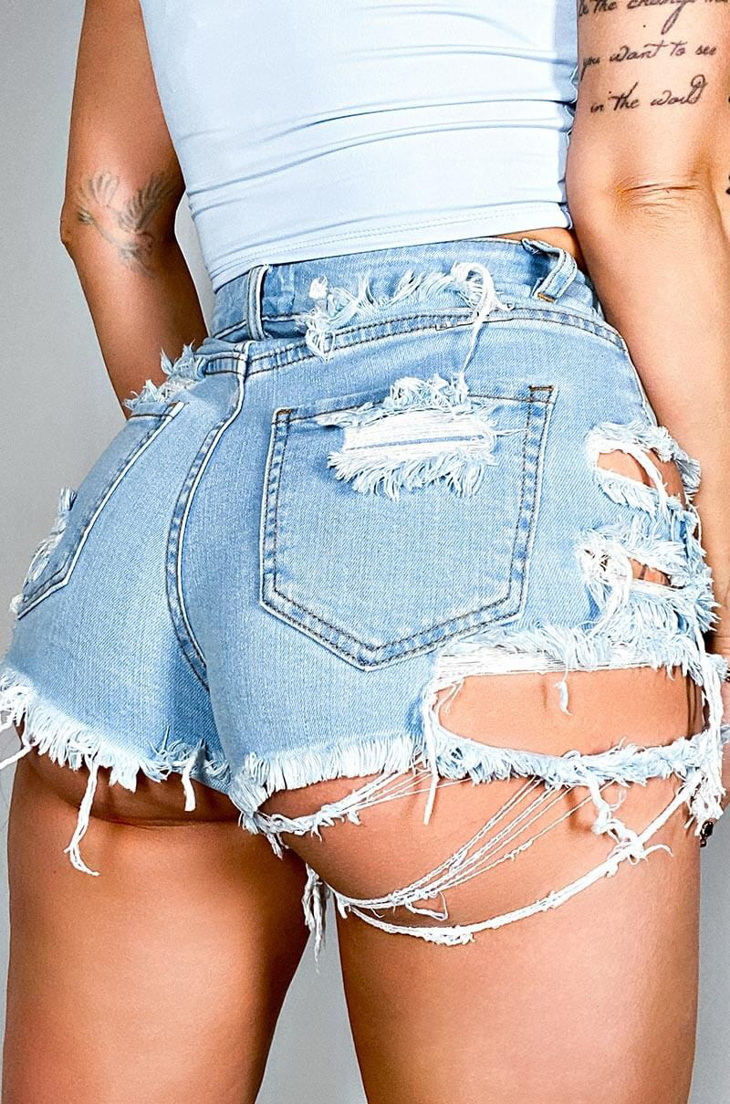 Shorts in denim elasticizzato con foro strappato irregolare_voghion.com