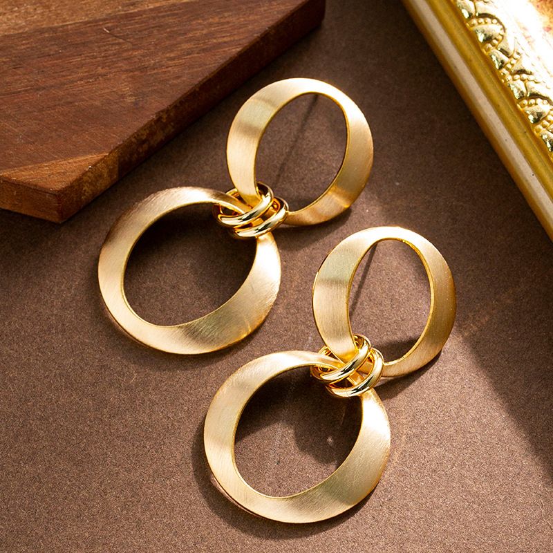 Modischer Doppelring-Anhänger im minimalistischen Stil für Frauen mit einem Gefühl von Luxus, leichter und luxuriöser Silbernadel_voghion.com