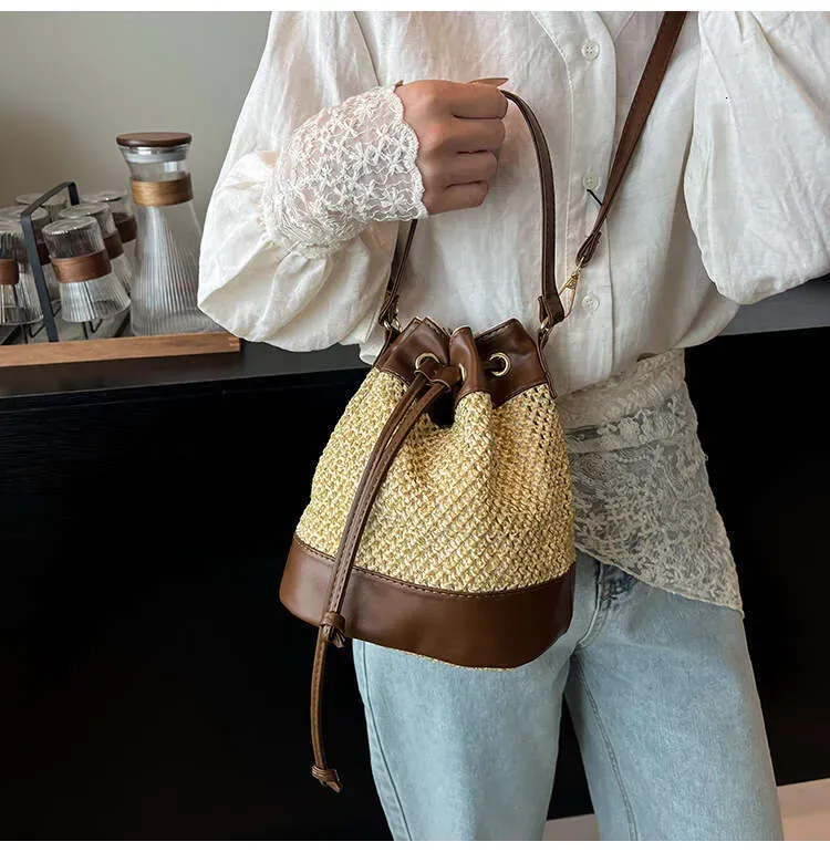 Borsa a secchiello di design di nicchia per donna, borsa a mano piccola, borsa a tracolla in paglia, stile alla moda e di alta qualità._voghion.com