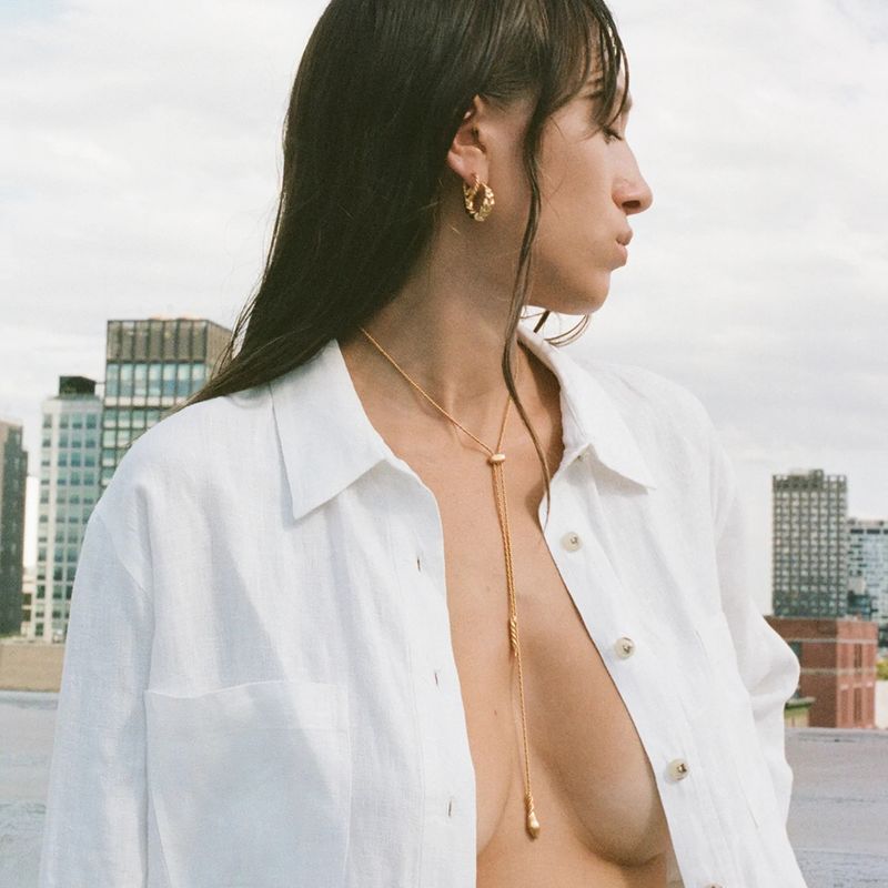 Collana con pendente a forma di testa di serpente a spirale lunga in oro alla moda per donna - Pezzo distintivo regolabile per outfit eleganti. Catena per maglione per donna_voghion.com