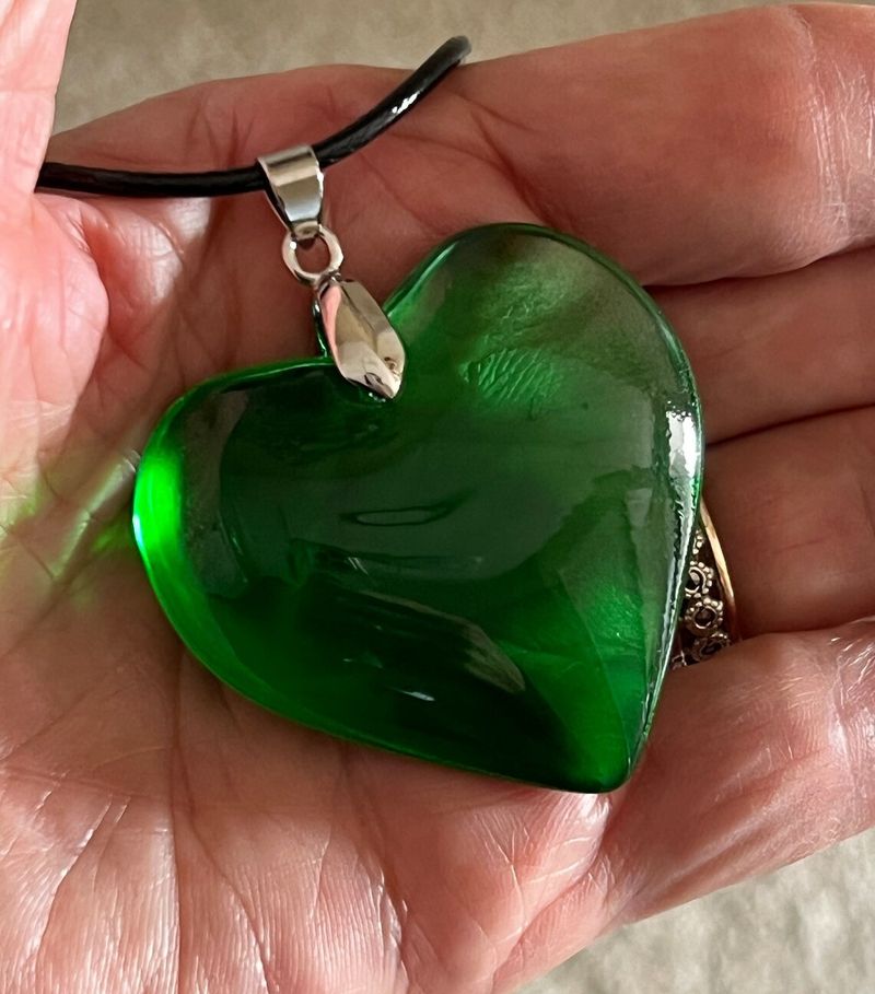 Cross-border Hot Sale Large Green Glass Heart Necklace, Emerald Green Fluffy Heart Pendant Factory_voghion.com
