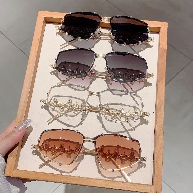 Design di nicchia di moda, occhiali da sole tempestati di diamanti, occhiali da sole versatili e sottili, scatti di strada di alto valore_voghion.com