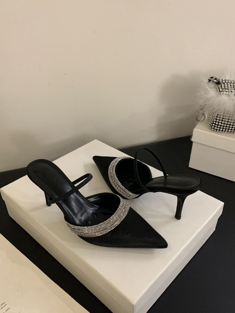 Nya spetsiga strass- och fina klackar med höga klackar, grunda hål, knuthuvud med satinsandaler, halva dragsko för kvinnor_voghion.com
