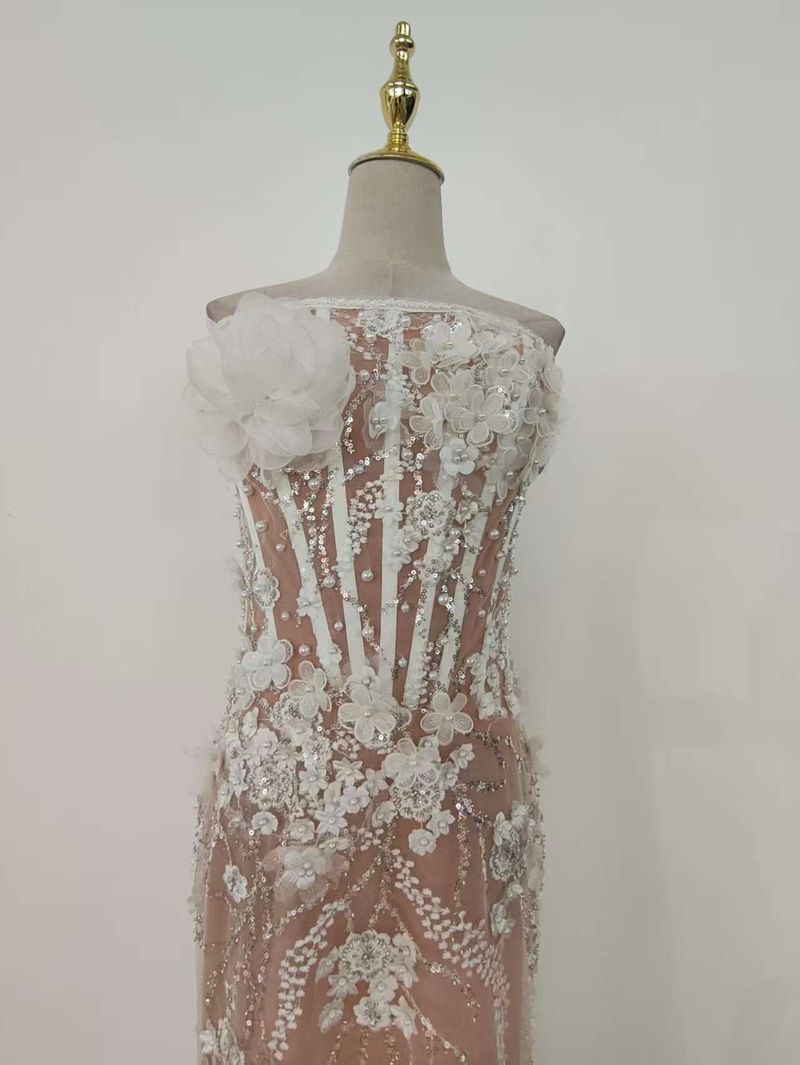 Robe de soirée sirène élégante sans bretelles avec applications florales et taille haute pour fêtes et banquets_voghion.com