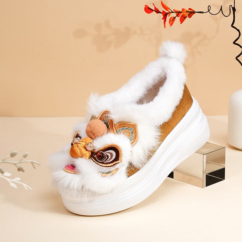 ShoeGlobe Schuhe aus echter Wolle und Baumwolle mit Tigerkopf- und Löwentanzmotiv, dick besohlen, handgefertigt und bestickt, im Ethno-Stil (1913-26)_voghion.com