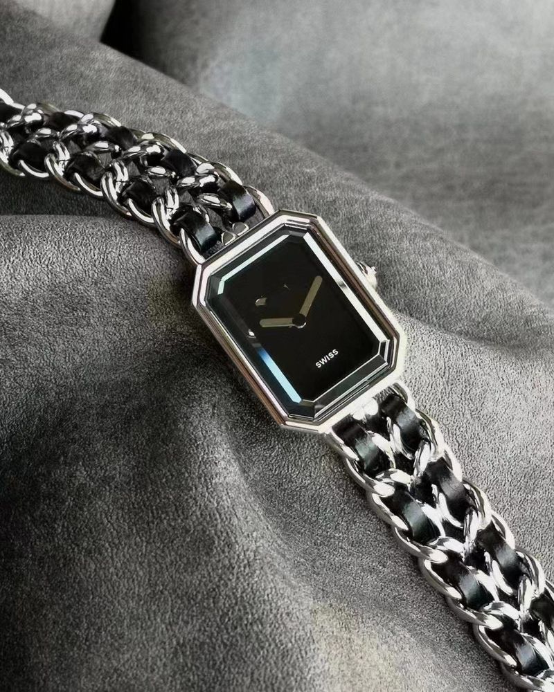 Montre femme classique, moderne, petite, carrée, noire et dorée, style vintage milieu du siècle, bracelet à chaîne tressée._voghion.com