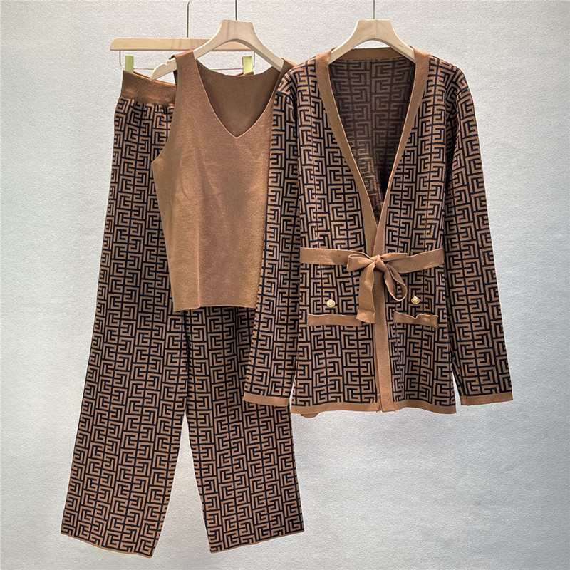 printed casual suit women's shawl coat + V-neck bottoming sweater + wide-leg trousers three-piece set_voghion.com