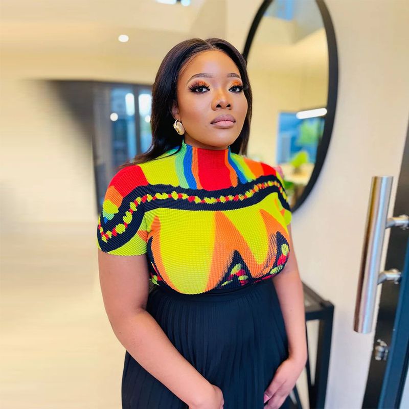 Ženska obleka z okroglim izrezom in kratkimi rokavi, potiskanim nagubanim krilom_voghion.com