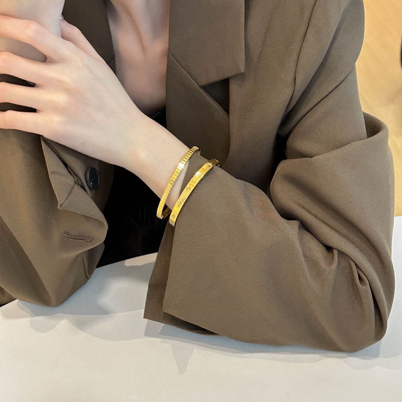 Elegant dam i enfärgat titanstål med inlägg av zirkon_voghion.com