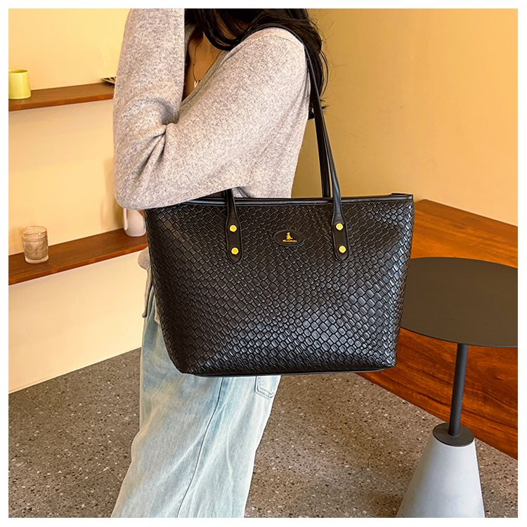 Borsa a mano tridimensionale unica di alta qualità 2023 autunno e inverno nuova borsa tote di grande capacità borsa sotto le ascelle con borsa a mano in stile straniero_voghion.com