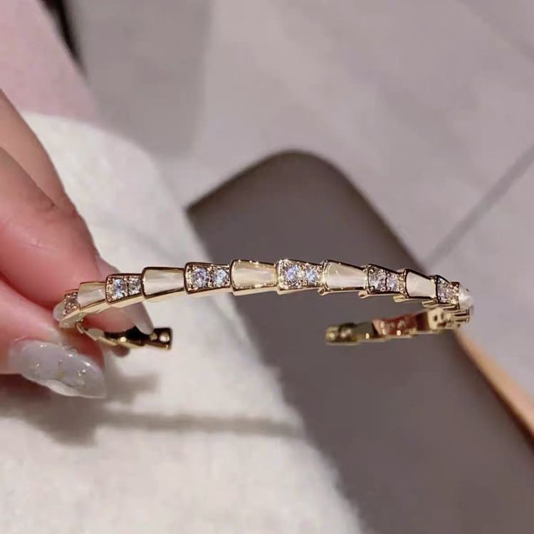 Un design de nișă cu o brățară cu textură de diamant strălucitoare cu deschidere în formă de șarpe de piatră de ochi de pisică de ultimă generație, ușoară pentru femei_voghion.com