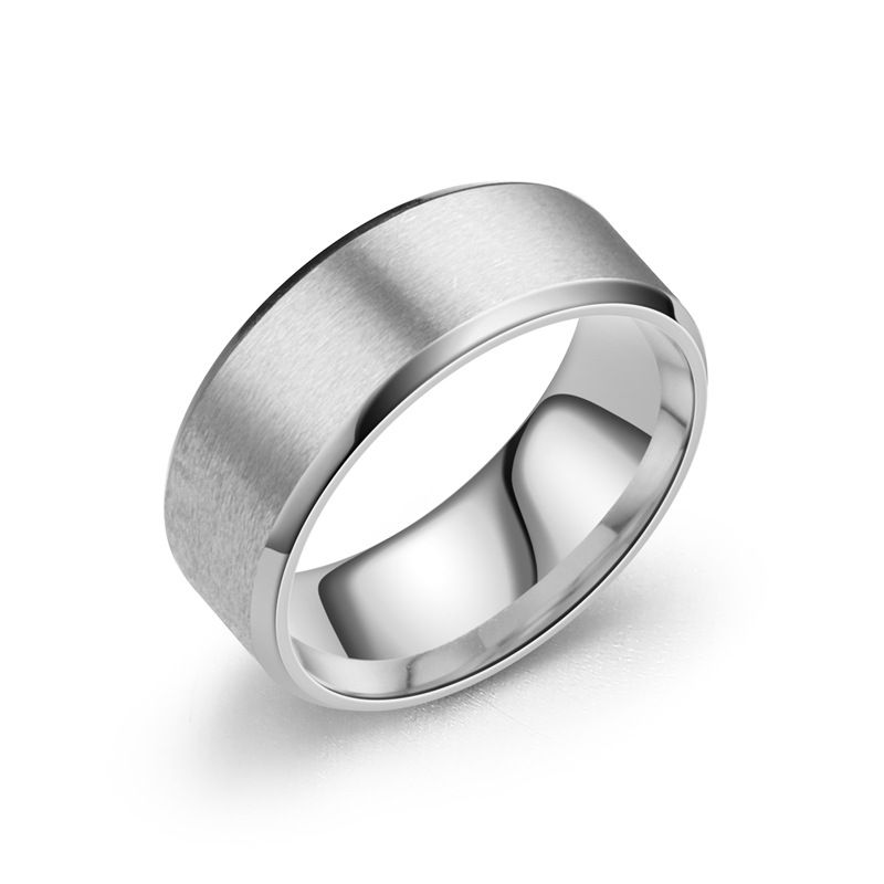Um anel de aço titânio fosco chanfrado simples para homens e casais como uma pulseira_voghion.com